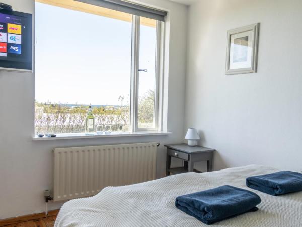 Grótta Northern Lights - Apartment & Rooms : photo 6 de la chambre chambre quadruple avec salle de bains commune