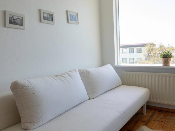 Grótta Northern Lights - Apartment & Rooms : photo 7 de la chambre chambre quadruple avec salle de bains commune