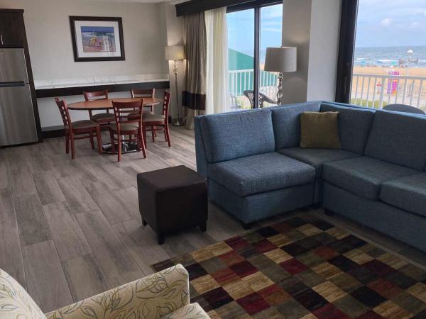 Coastal Hotel & Suites Virginia Beach - Oceanfront : photo 3 de la chambre suite 2 chambres avec bain à remous - côté océan