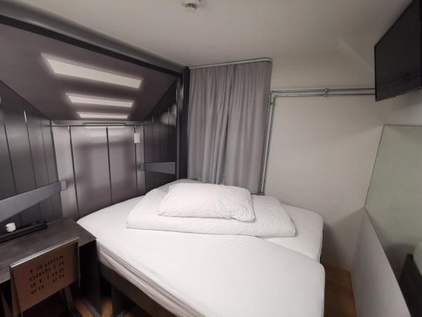 Hotel16 by Messe & Stadion Suisse in Minuten & Late Check-in : photo 1 de la chambre chambre double avec salle de bains privative séparée