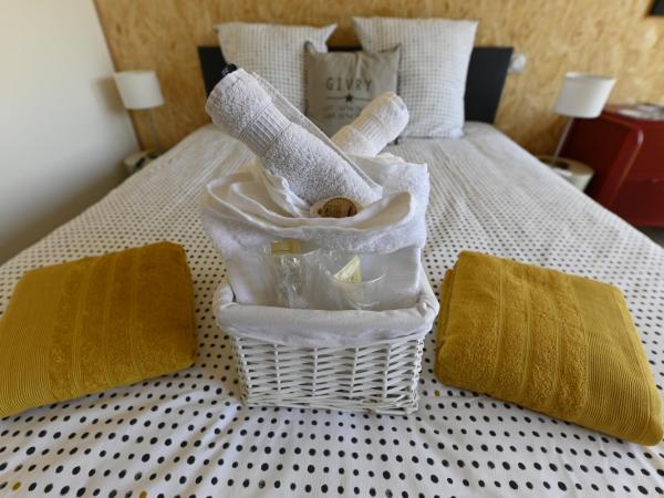 Le jardin de Séverine : photo 4 de la chambre studio - vue sur piscine