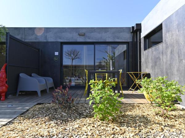 Le jardin de Séverine : photo 2 de la chambre studio - vue sur piscine 