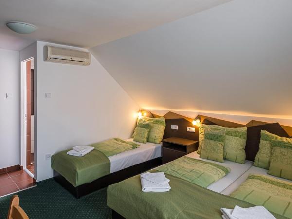 Babi Guesthouse - Babi Vendégház : photo 3 de la chambre chambre triple avec balcon