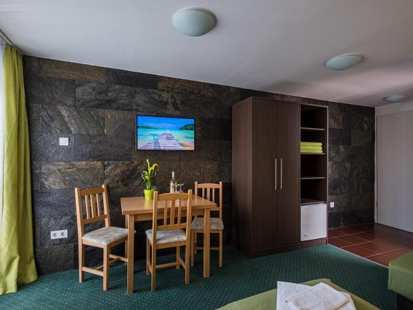 Babi Guesthouse - Babi Vendégház : photo 1 de la chambre chambre triple avec balcon