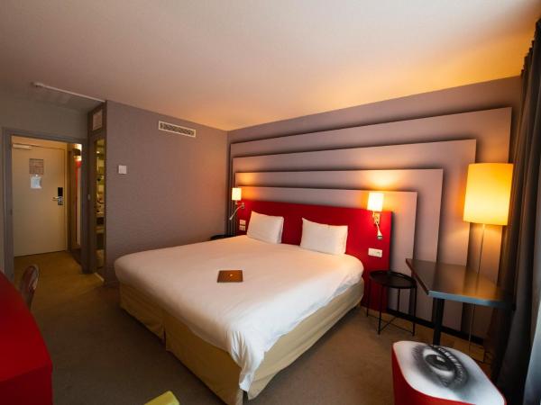 ibis Styles Avignon Sud : photo 4 de la chambre chambre double standard avec canapé-lit et douche