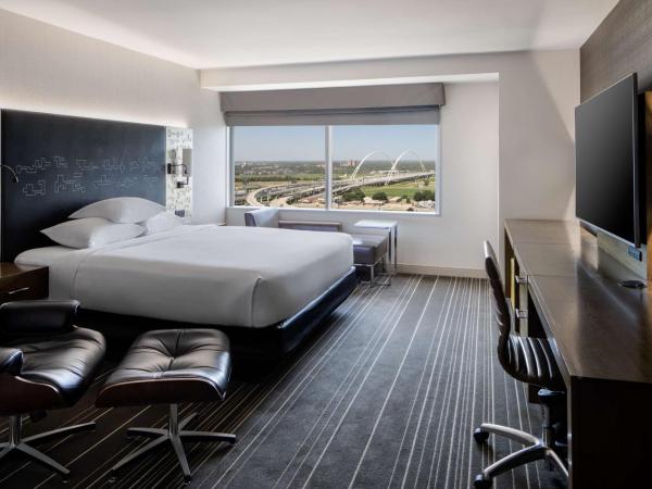 Hyatt Regency Dallas : photo 2 de la chambre chambre lit king-size avec baignoire accessible aux personnes à mobilité réduite
