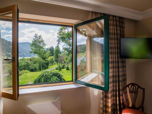 Le Manoir Au Lac : photo 9 de la chambre chambre standard grands bois - vue sur parc/lac