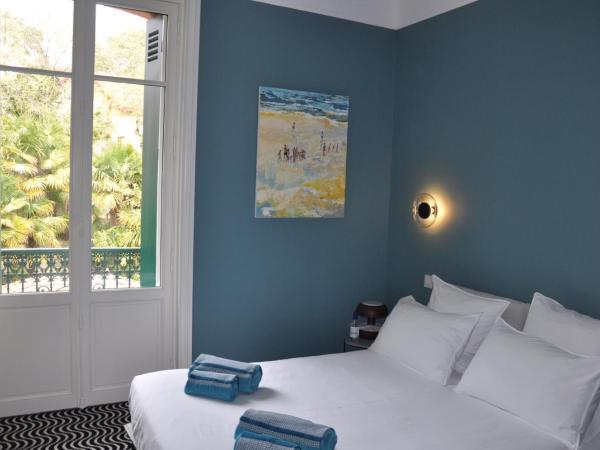 Les Villas de la Ville d'Hiver Palissy : photo 4 de la chambre chambre lit king-size - vue sur piscine