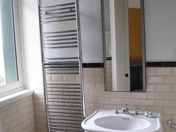 Les Villas de la Ville d'Hiver Palissy : photo 3 de la chambre chambre lit king-size - vue sur jardin