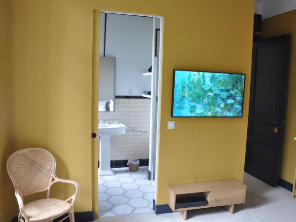 Les Villas de la Ville d'Hiver Palissy : photo 4 de la chambre chambre lit king-size - vue sur jardin