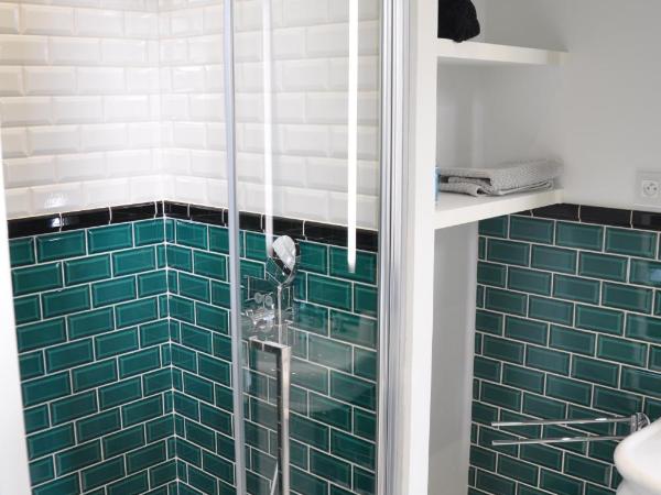 Les Villas de la Ville d'Hiver Palissy : photo 8 de la chambre chambre lit king-size - vue sur jardin