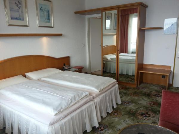 Hotel Colibrì : photo 2 de la chambre chambre double avec balcon - vue sur lac