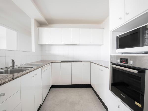 BreakFree Capital Tower Apartments : photo 3 de la chambre two-bedroom apartment - lake side - weekly housekeeping