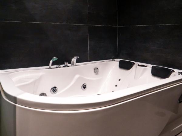 Comfort Zone Naples : photo 6 de la chambre suite junior avec baignoire spa