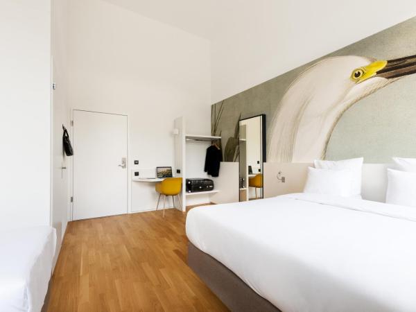 B&B HOTEL Basel : photo 2 de la chambre chambre quadruple - accessible aux personnes à mobilité réduite