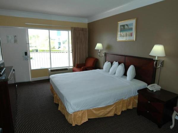Ambassadors Inn & Suites : photo 9 de la chambre chambre lit king-size