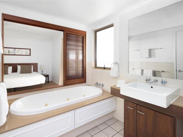 Mantra Amphora : photo 4 de la chambre chambre double ou lits jumeaux avec baignoire spa