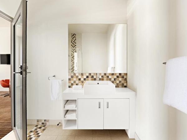 Mantra Charles Hotel : photo 4 de la chambre chambre lit king-size