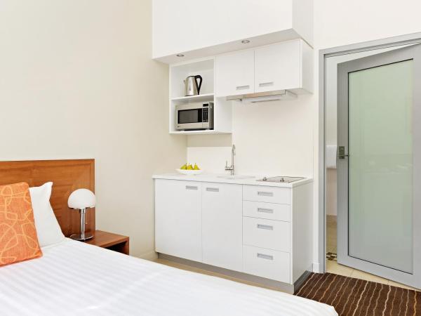 Mantra Charles Hotel : photo 1 de la chambre studio lit king-size