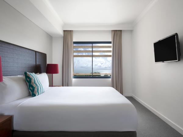 Mantra on The Esplanade : photo 3 de la chambre appartement 1 chambre - service de ménage hebdomadaire - vue sur port