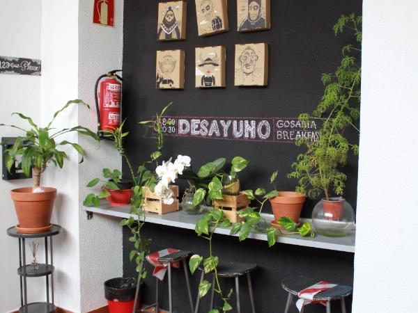 Bilbao Akelarre Hostel : photo 4 de la chambre chambre lits jumeaux avec salle de bains commune