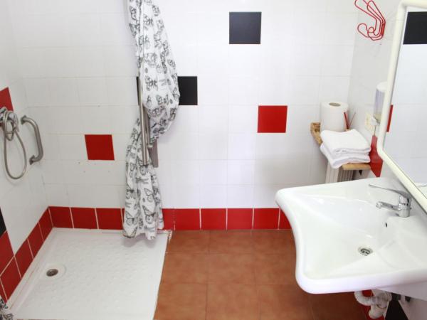 Bilbao Akelarre Hostel : photo 8 de la chambre chambre quadruple avec salle de bains privative