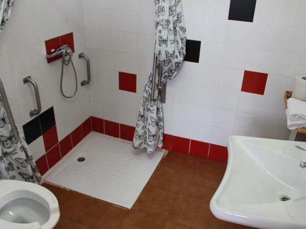 Bilbao Akelarre Hostel : photo 9 de la chambre chambre triple avec salle de bains privative
