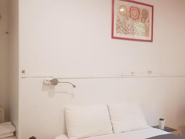 Barcelona Rooms 294 : photo 8 de la chambre chambre familiale avec salle de bains privative, balcon et kitchenette