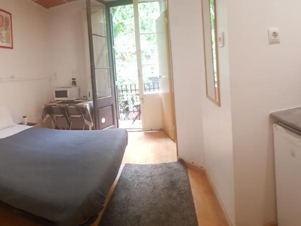 Barcelona Rooms 294 : photo 6 de la chambre chambre familiale avec salle de bains privative, balcon et kitchenette