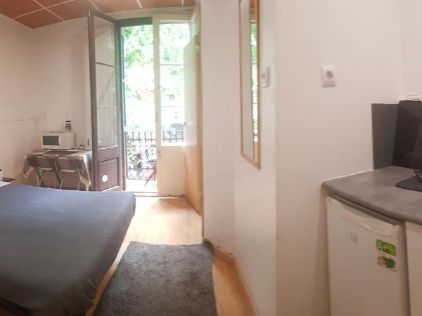 Barcelona Rooms 294 : photo 4 de la chambre chambre familiale avec salle de bains privative, balcon et kitchenette