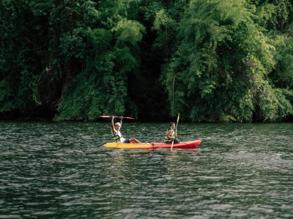 ชอว์ งาทอง รีสอร์ต Chor Ngar Thong Erawan Kanchanaburi : photo 4 de la chambre chambre familiale avec terrasse