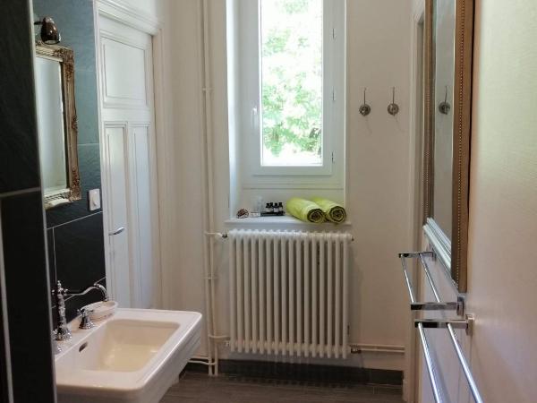 Chambres d'Hôtes Côté Parc-Côté Jardin avec parking privé gratuit : photo 5 de la chambre 2 chambres doubles communicantes