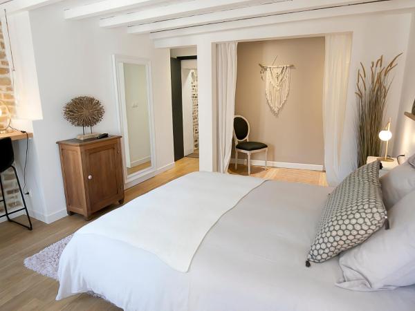 Meublé de tourisme, Les chambres du Beffroi : photo 4 de la chambre chambre double avec salle de bains privative