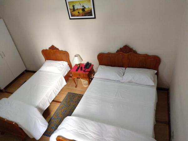 Hotel Cervantes : photo 3 de la chambre chambre triple standard