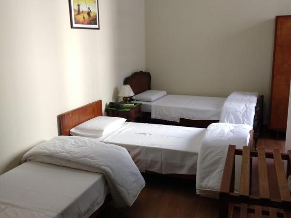 Hotel Cervantes : photo 2 de la chambre chambre triple