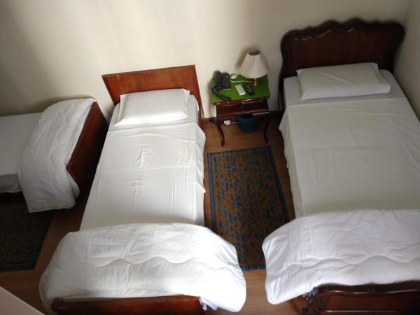 Hotel Cervantes : photo 5 de la chambre chambre triple