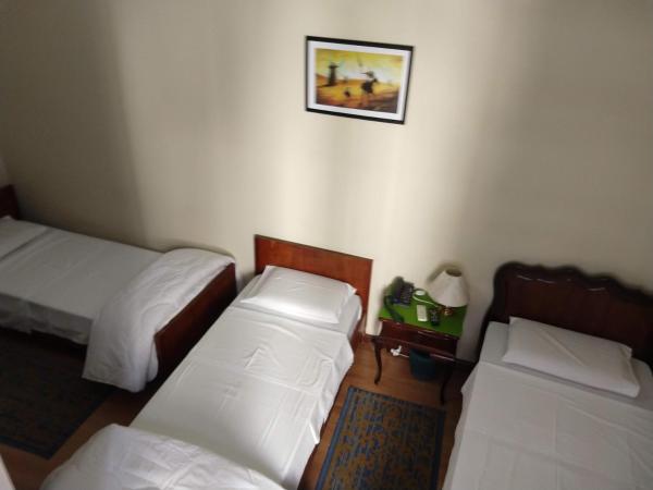 Hotel Cervantes : photo 9 de la chambre chambre triple