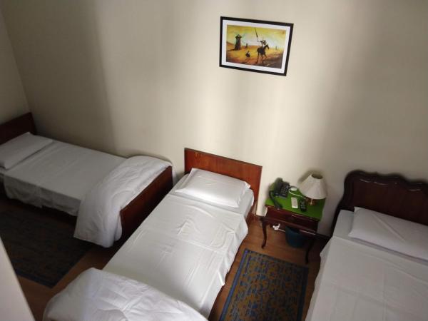 Hotel Cervantes : photo 8 de la chambre chambre triple