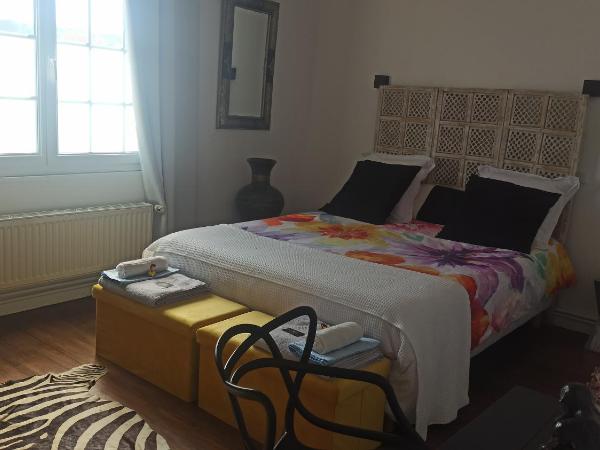 Chambre d'hote Le clos Valmont : photo 2 de la chambre chambre lit king-size - vue sur jardin