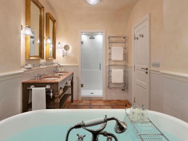 Airelles Gordes, La Bastide : photo 2 de la chambre suite - baron de simiane 