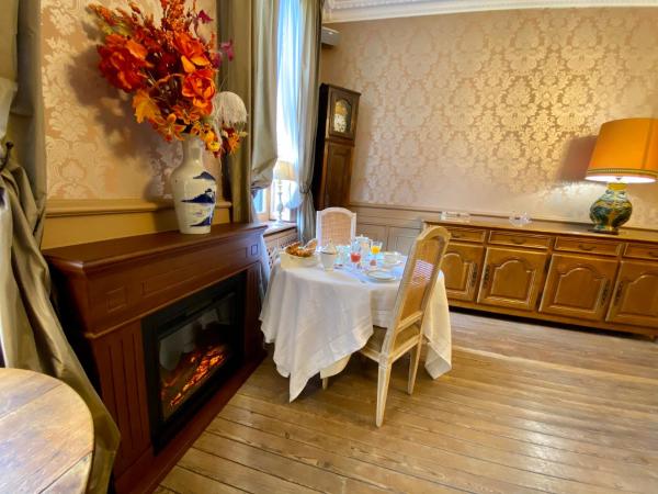 Historic manor, medieval town 10 minutes walk, private parking, garden : photo 9 de la chambre chambre double avec salle de bains privative