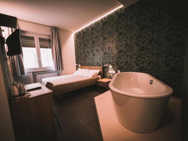 Affittacamere Il Portico : photo 9 de la chambre chambre double deluxe avec baignoire
