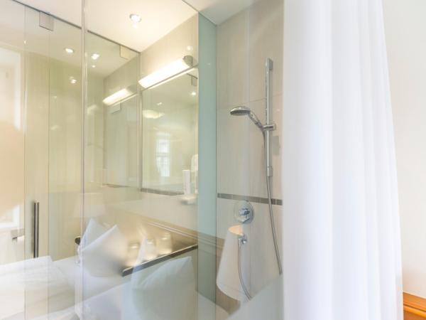 Hotel Sailer : photo 5 de la chambre business triple (glass bathroom) room