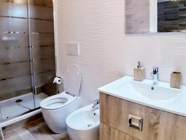 Pisa City Lodge : photo 10 de la chambre chambre triple avec salle de bains privative