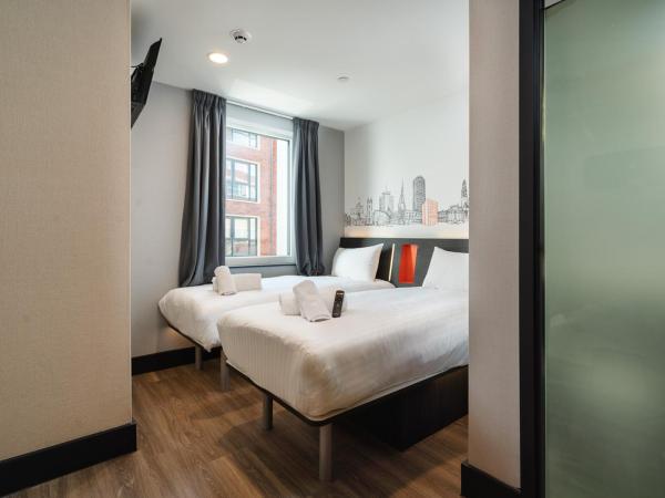 easyHotel Cardiff : photo 1 de la chambre chambre lits jumeaux avec fenêtre