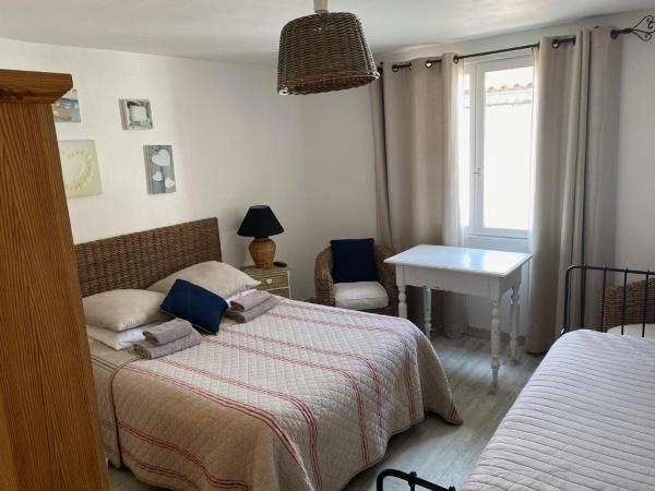 Hôtel Restaurant Le Provençal : photo 1 de la chambre chambre triple