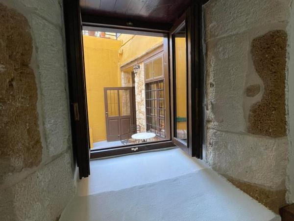 Captain Vasilis Hotel : photo 4 de la chambre chambre simple basique - vue sur cour