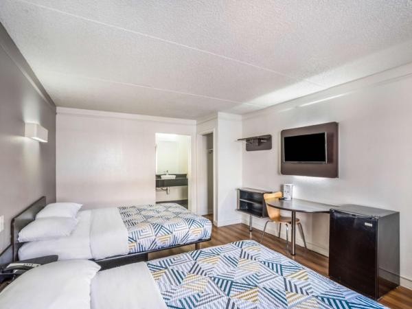 Motel 6-Dallas, TX - Market Center : photo 2 de la chambre chambre quadruple - accessible aux personnes à mobilité réduite - fumeurs