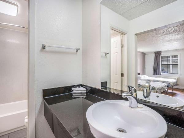 Motel 6-Dallas, TX - Market Center : photo 5 de la chambre chambre quadruple - accessible aux personnes à mobilité réduite - fumeurs