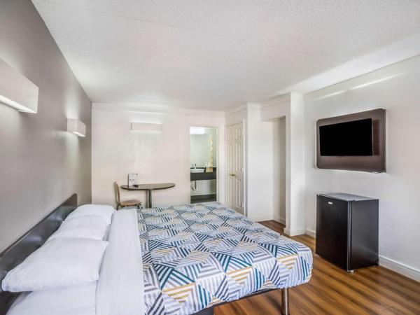 Motel 6-Dallas, TX - Market Center : photo 1 de la chambre chambre lit king-size adaptée aux personnes à mobilité réduite - fumeurs